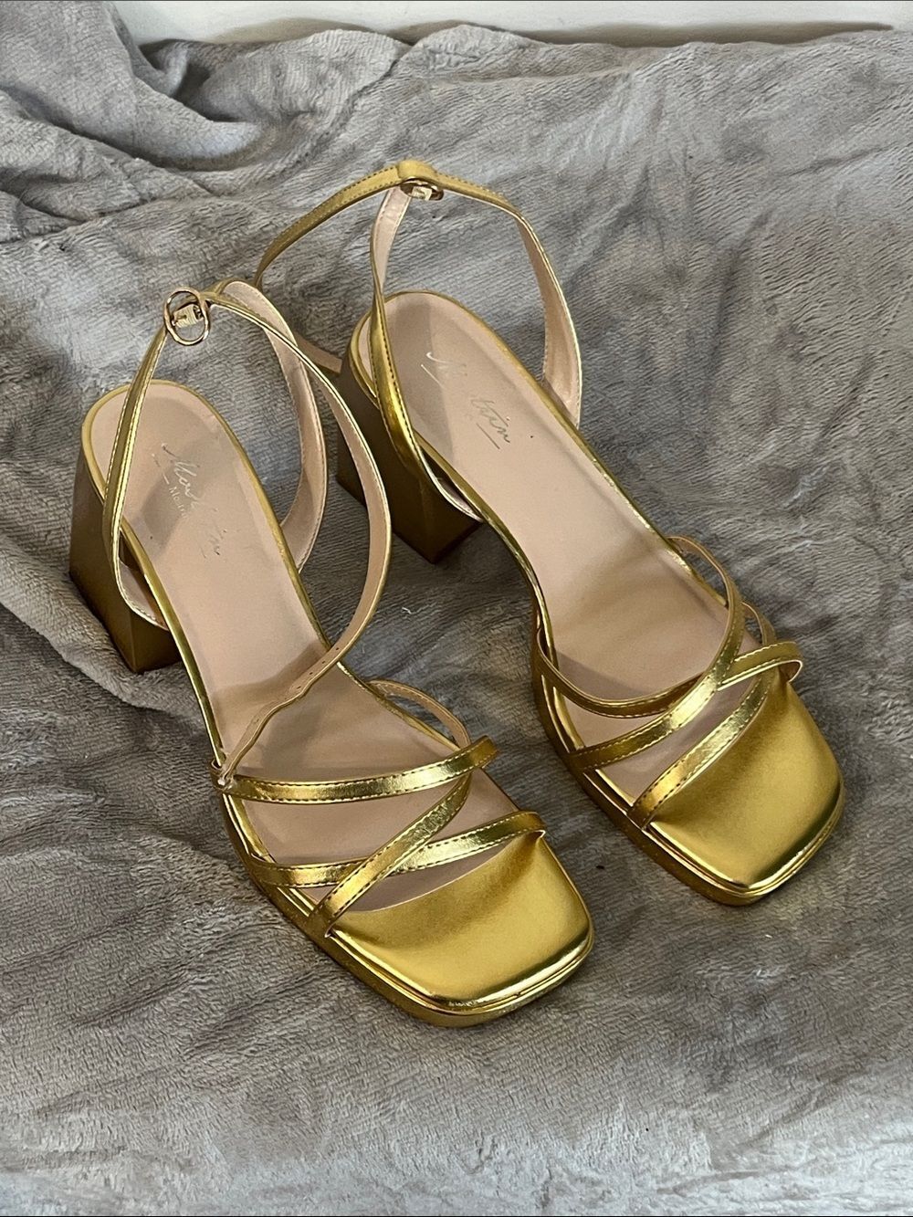 NWOB Mostrin Gold Strappy Block Heel Sandals Size 8.5 US 39 UK womens